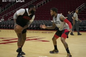 运控大师配合顶级技巧！近距离感受火箭登的后撤步！